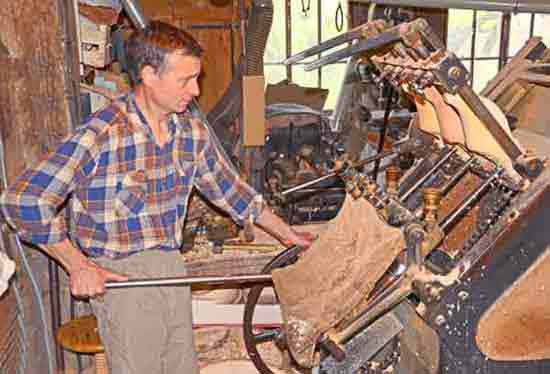 Le travail du sabotier sur la creuseuse.