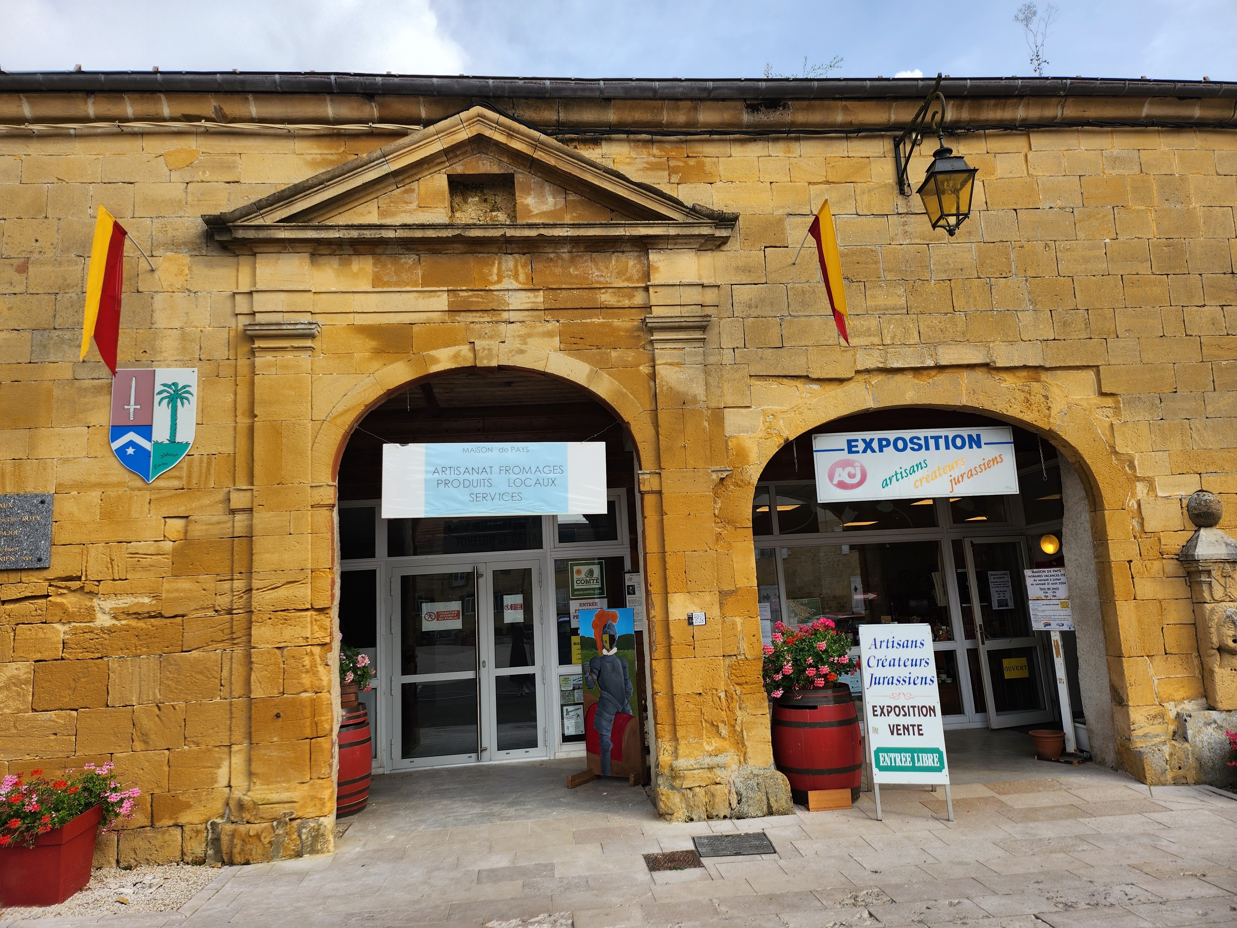 image du magasin du « Magasin des Arts ». Artisans Créateurs Jurassiens à Nozeroy, Jura, France