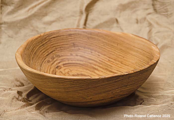 Écuelle tournée en frène. Qualité alimentaire, diamètre : 20cm.